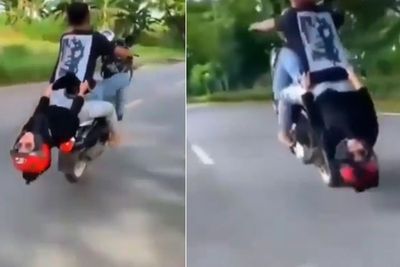 Tak Takut Mati, Sejoli Ini Pamer Standing di Motor, Kepala Si Cewek Nyaris Hantam Aspal