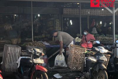 Suasana Pasar Tradisional Bekasi di Hari Pertama Puasa, Pembeli Berkurang Atau Bertambah?