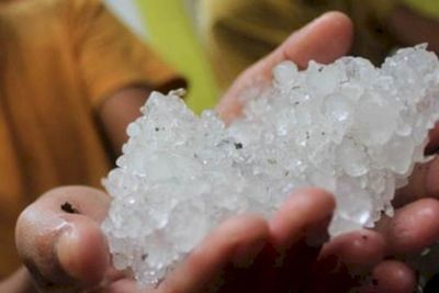 Heboh! Hujan Es di Bekasi Sore Ini, Netizen: Nitip Es Buat Buka Puasa