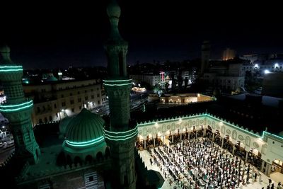 Umat Muslim Mengikuti Aturan Covid-19 saat Melakukan Shalat Tarawih di Masjidil Haram