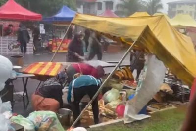 Tenda-tenda Penjual di Bazar Ramadhan Malaysia Rusak Akibat Cuaca Buruk dan Banjir Bandang