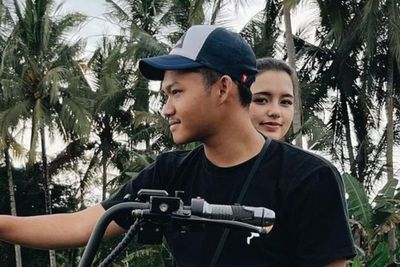 Meski Beda Agama, Rupanya Ini Alasan Sarah Menzel Bisa Kepincut Sama Azriel Hermansyah!