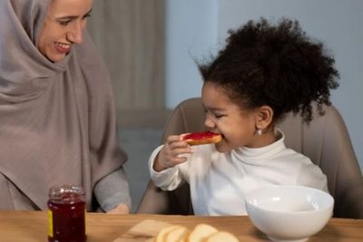 Anak Susah Bangun Sahur? Begini Trik agar Mereka Semangat Bangun