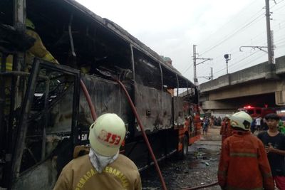 Sebuah Bus Ludes Dilahap Api di Mangga Dua Jakarta Utara
