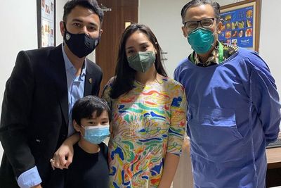 Raffi Ahmad dan Nagita Slavina Foto Bareng Dokter Kandungan, Rafathar Punya Adik?