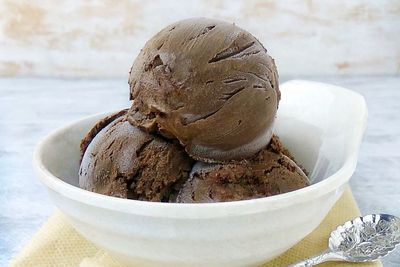 Sedang Tidak Ada Kegiatan di Rumah? Buat Es Krim Cokelat Yuk?