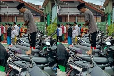 Ada-ada Saja, Bocah Ini Salat Berjamaah dari Atas Motor, Netizen: Kenapa Dipersulit, Cil!