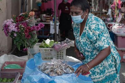 Kisah Nenek Tempuh Perjalanan 6 Jam untuk Jual Ikan Asin Demi Bayar Biaya Kuliah Cucu