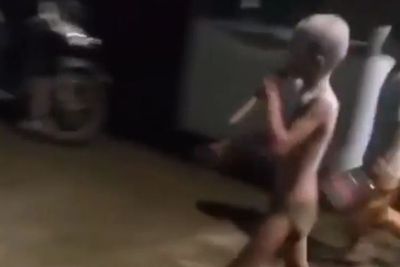 Demi Bangunkan Orang Sahur, Bocah Ini Rela Berdandan Seperti Tuyul