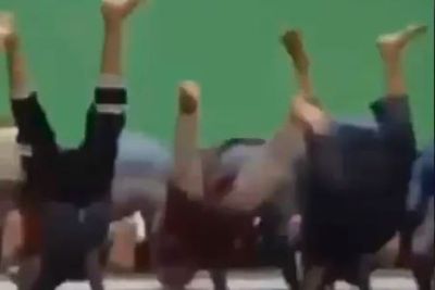 Lagi Salat Berjamaah, Tiga Bocil Ini Malah Freestyle saat Sujud