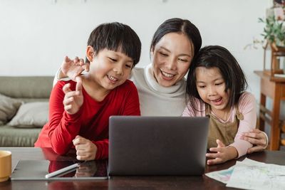Orangtua Wajib Dampingi Anak Autisme saat Akses Gawai