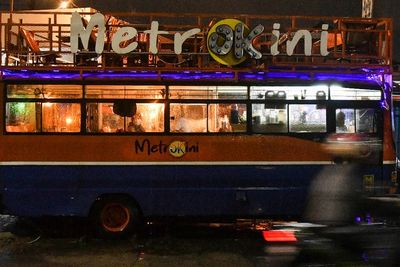 FOTO: Cafe Menggunakan Angkutan Metromini
