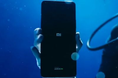 Buktikan Tahan Air, Xiaomi Lakukan Unboxing Mi 11 Ultra dari Dalam Air!