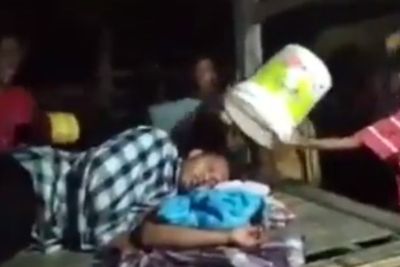 Momen Kocak Saat Pemuda yang Tetap Tertidur Saat Teman-temannya Bangunkan Sahur