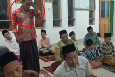 Viral Salat Tarawih Kilat 23 Rakaat Cuma 6 Menit, Pria yang Garuk Kepala Ini Jadi Sorotan