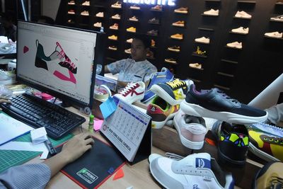FOTO: Produksi Sepatu Merek Lokal