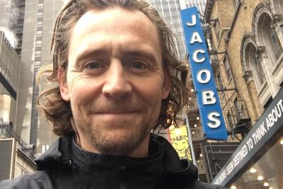 Tom Hiddleston Buka Suara Terkait Rumor Pengganti James Bond