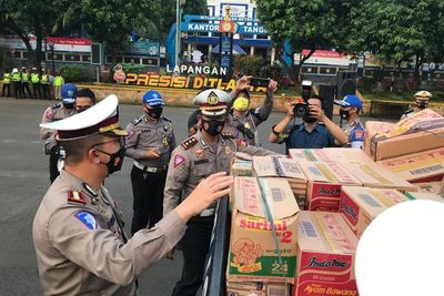 Asyik! Ditlantas Polda Metro Bagikan Ribuan Sembako ke Pesantren hingga Ojol