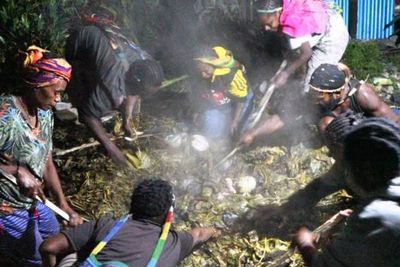 Selamat dari Peristiwa Pembakaran Honai, Kepala Suku Dambet Papua Gelar Ritual Bakar Batu