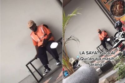 MasyaAllah, Bapak Petugas Parkir Ini Khusyuk Baca Alquran di Emperan Toko, Netizen Terharu