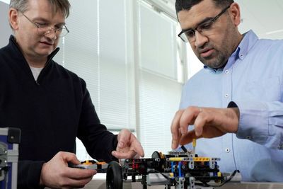 Insinyur Renault Pakai Koleksi Lego untuk Rancang Transmisi Hibrid E-Tech!