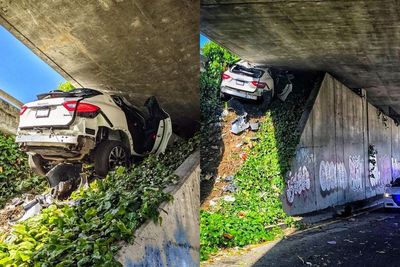 Mau Kabur dari Kejaran Polisi, Mobil Ini Malah Terjepit di Bawah Jembatan Layang!