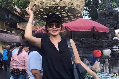 Tamara Bleszynski Tuai Pujian Usai Unggah Foto Pikul Keranjang Bambu di Kepala: Salut