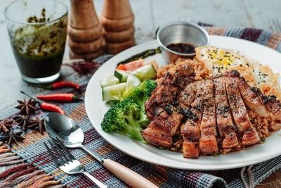 Ini Yang Terjadi Jika Kamu Makan Terlalu Banyak Saat Sahur