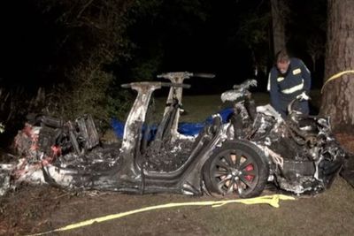 2 Pria Tewas di Dalam Tesla Tanpa Pengemudi Setelah Mobil Menabrak Pohon dan Terbakar