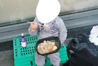 Viral, Gadis Tunawisma Makan di Jalan karena Tak Punya Rumah, Pemerintah Irlandia Dikecam