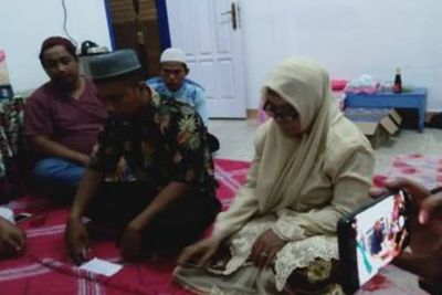 Pria 28 Tahun Nikahi Wanita 53 Tahun yang Baru Dikenalnya, Terbang dari Jawa ke Kalimantan