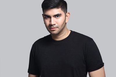 Pakai Celana yang Familiar saat Foto, Gandhi Fernando Dibilang Rapuh sama Netizen