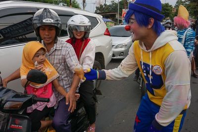 FOTO: Badut Berbagi Takjil di Pekalongan
