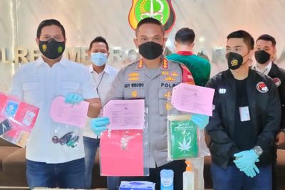 4 Buku Pembahasan soal Ganja Disita Polisi dari Jeff Smith