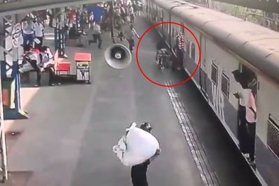 Heroik! Pria Ini Beraksi Cepat Selamatkan Orang yang Nyaris Tergilas Kereta Api