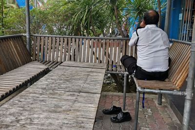 Lagi Makan Satpam Ini Langsung Berbalik Badan karena Tak Ingin Mengganggu Orang Berpuasa