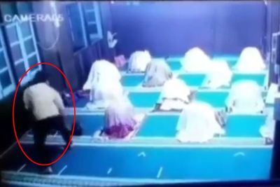 Viral Maling Bongkar Tas Jemaah Wanita ketika sedang Salat, Terekam CCTV