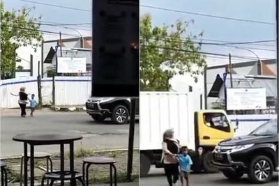 Bak Malaikat, Ibu Ini Turun dari Mobil Demi Bantu Bocah Menyeberang Jalan