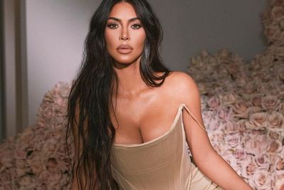 Kim Kardashian Keluarkan Pakaian Dalam dengan Ilusi Rambut, Netizen Bergidik