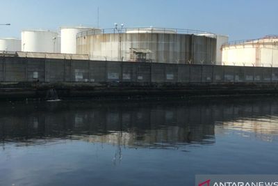 Sampah Rumah Tangga Masih Mewarnai Aliran Kali Sunter, Airnya Menghitam