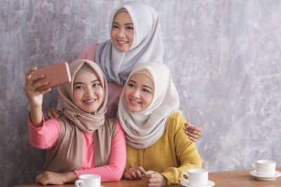 5 Produk Make Up Buat Dandan Acara Bukber, Auto Fresh dan Cantik Natural!
