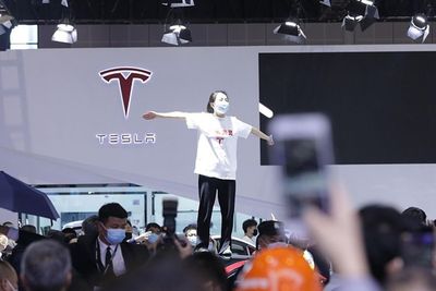Wanita Ini Nekat Naik ke Atap dari Mobil Tesla di Pameran Otomotif, Kenapa?