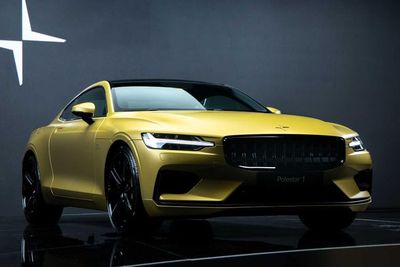 Melihat Tampilan Mobil Polestar 1 Special Edition yang Hadir dengan Warna Emas