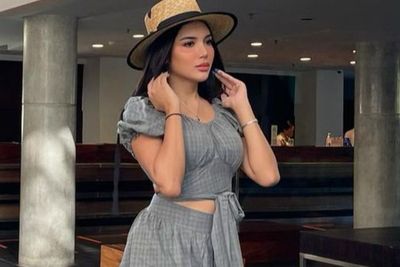 Millen Cyrus Pose Seksi Pakai Dress Pamer Paha Mulus, Netizen Ingatkan Soal Aurat