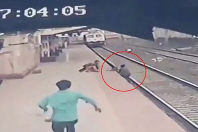 Detik-detik CCTV Seorang Bocah Nyaris Tertabrak Kereta Usai Diselamatkan Petugas Stasiun