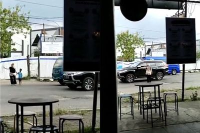 Ibu ini Rela Turun dari Mobil Untuk Bantu Bocah Nyebrang Jalan, Bikin Netizen Salut