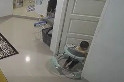 Detik-detik Bayi Nyungsep saat Pakai Baby Walker, Netizen Malah Soroti Posisi Ibunya