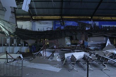 FOTO: Langit-langit Stasiun Pasar Turi Ambruk