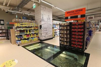 Tempat Belanja Ini Jadi Ramai Pembeli karena Menyimpan Makam Viking Berusia 1.000 Tahun