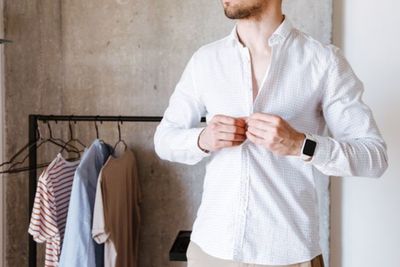 Letak Kancing Kemeja Pria dan Wanita Berbeda, Kenapa Begitu ya?